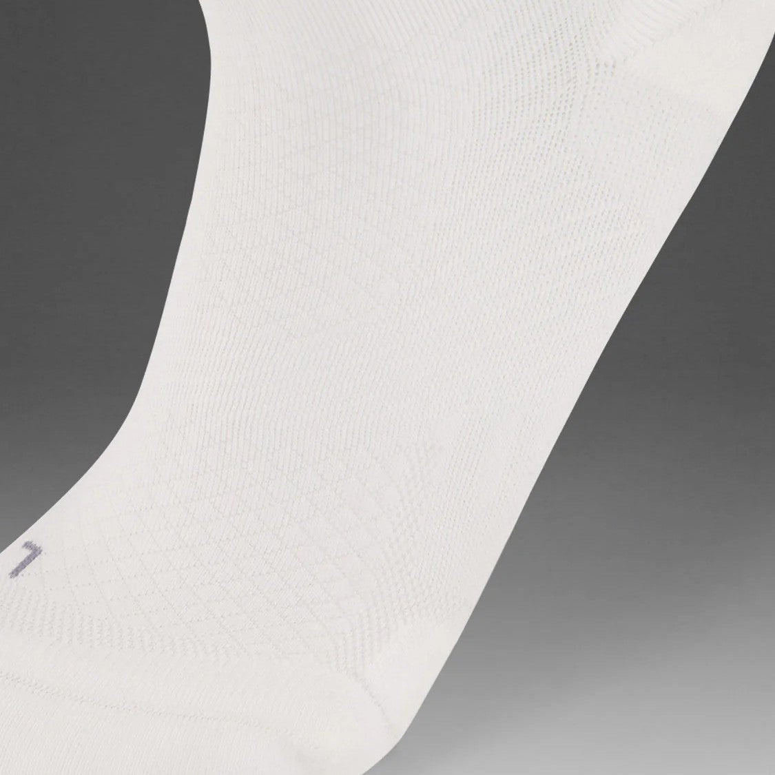 2XU Vectr Reflective Socks | Light Cushion | Crew Length | White / Silver Reflective