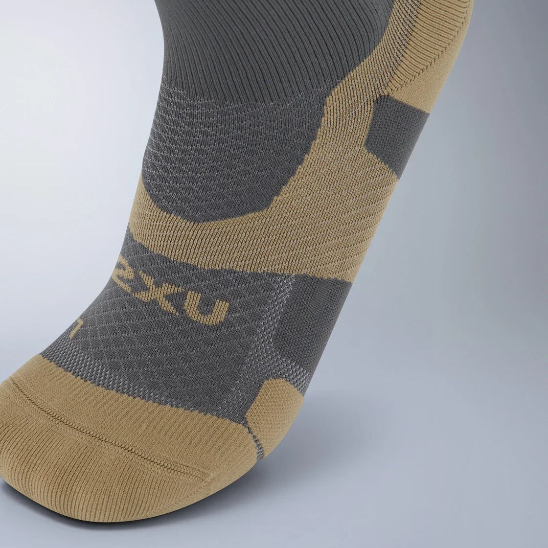 2XU Vectr Socks | Light Cushion | Crew Length | Turbulence / Pebble