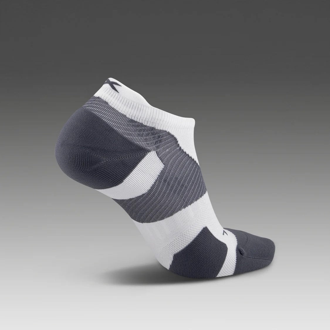 2XU Vectr Socks | Light Cushion | No Show | White / Grey