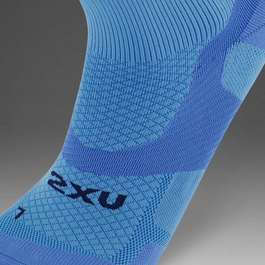 2XU Vectr Socks | Light Cushion | Crew Length | Azure Blue / Surf