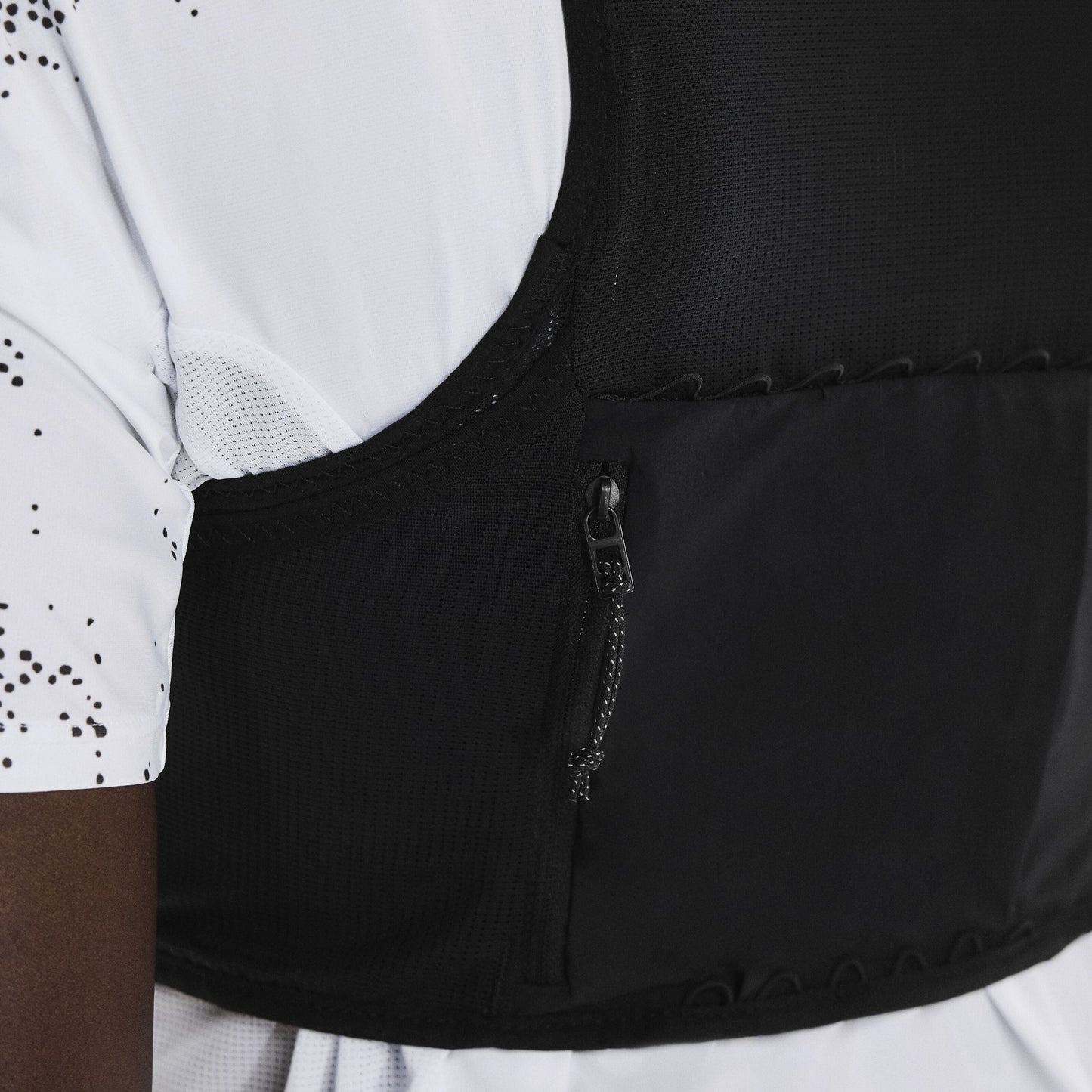 On Ultra Vest Pro | Black