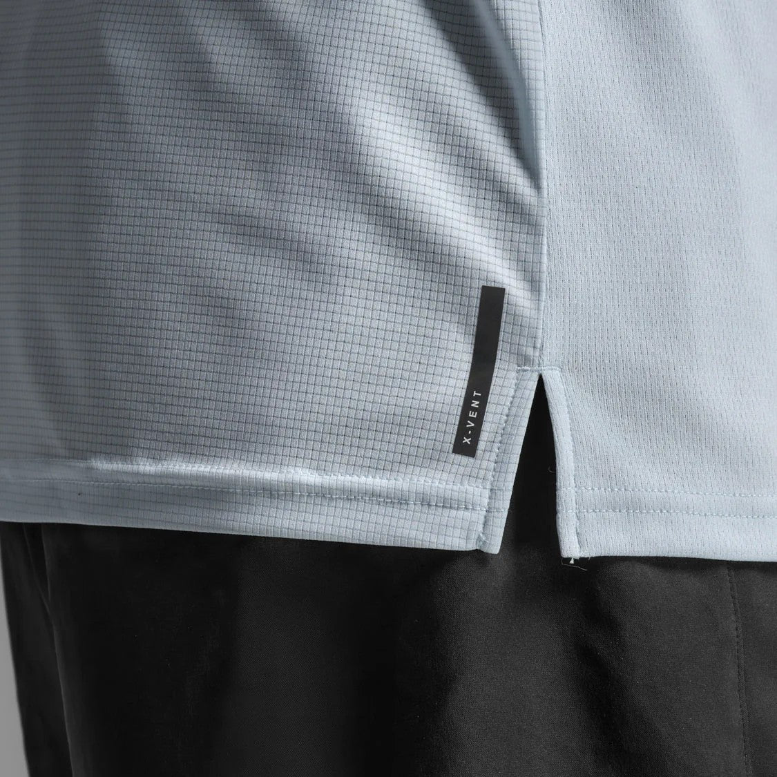 2XU Aero Mesh Long Sleeve Tee | Moonstone / Black Reflective | Mens