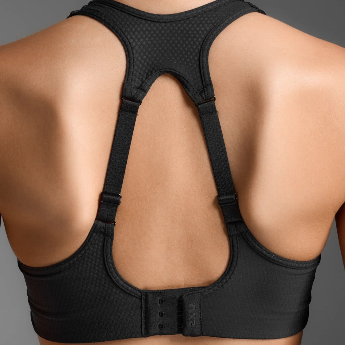 2XU Aero Mesh Medium Impact Bra | Black / Silver Reflective | Womens