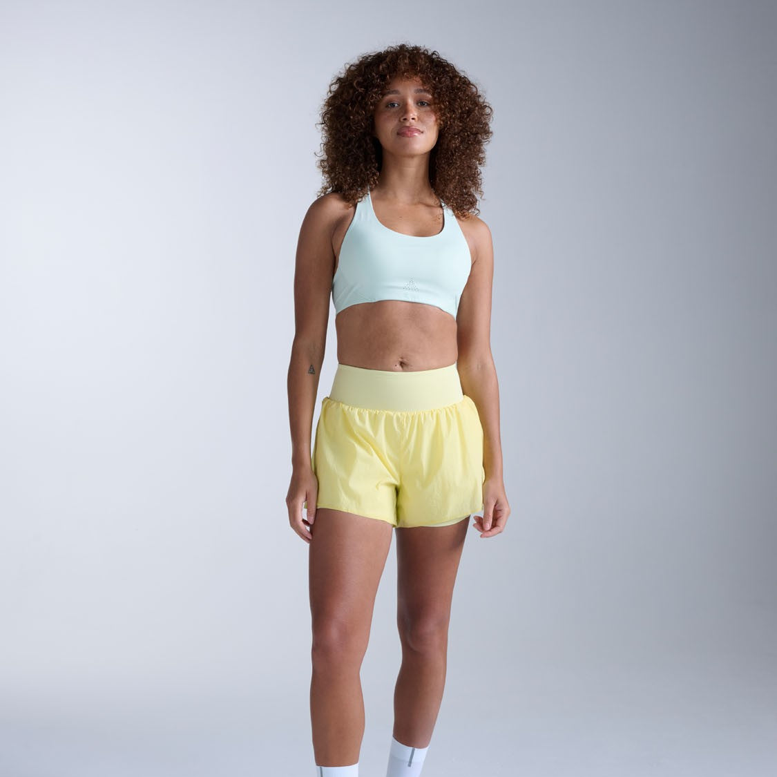 2XU Aero Mesh Medium Impact Bra | Mint / Dust Reflective | Womens