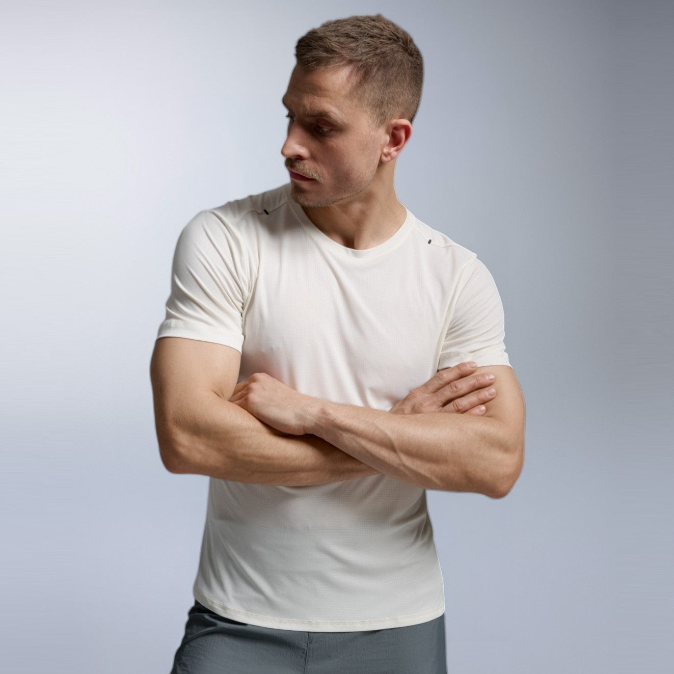2XU Aero Trail Tee | Chalk / Black Reflective | Mens