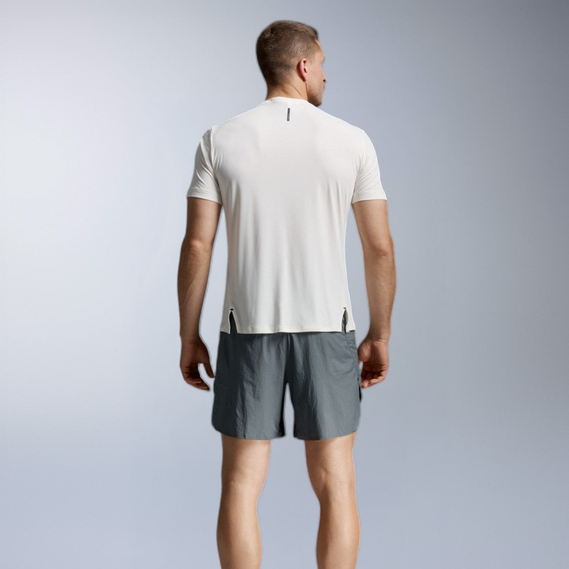 2XU Aero Trail Tee | Chalk / Black Reflective | Mens