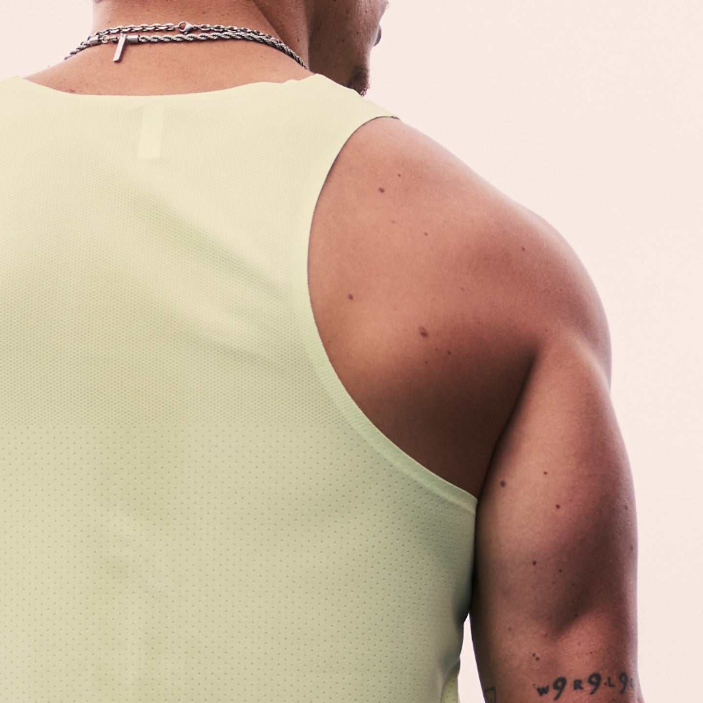 2XU Light Speed Tech Singlet | Cool Matcha / Black Reflective | Mens