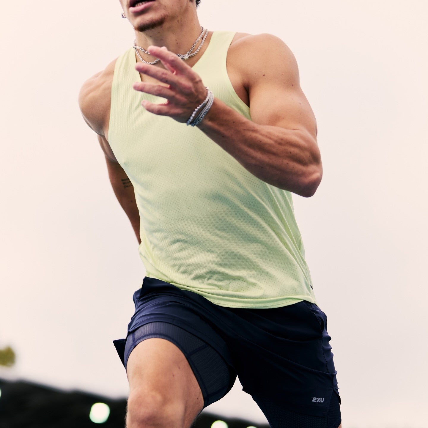 2XU Light Speed Tech Singlet | Cool Matcha / Black Reflective | Mens