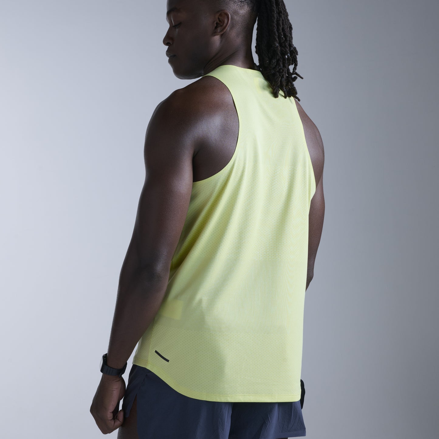 2XU Light Speed Tech Singlet | Cool Matcha / Black Reflective | Mens