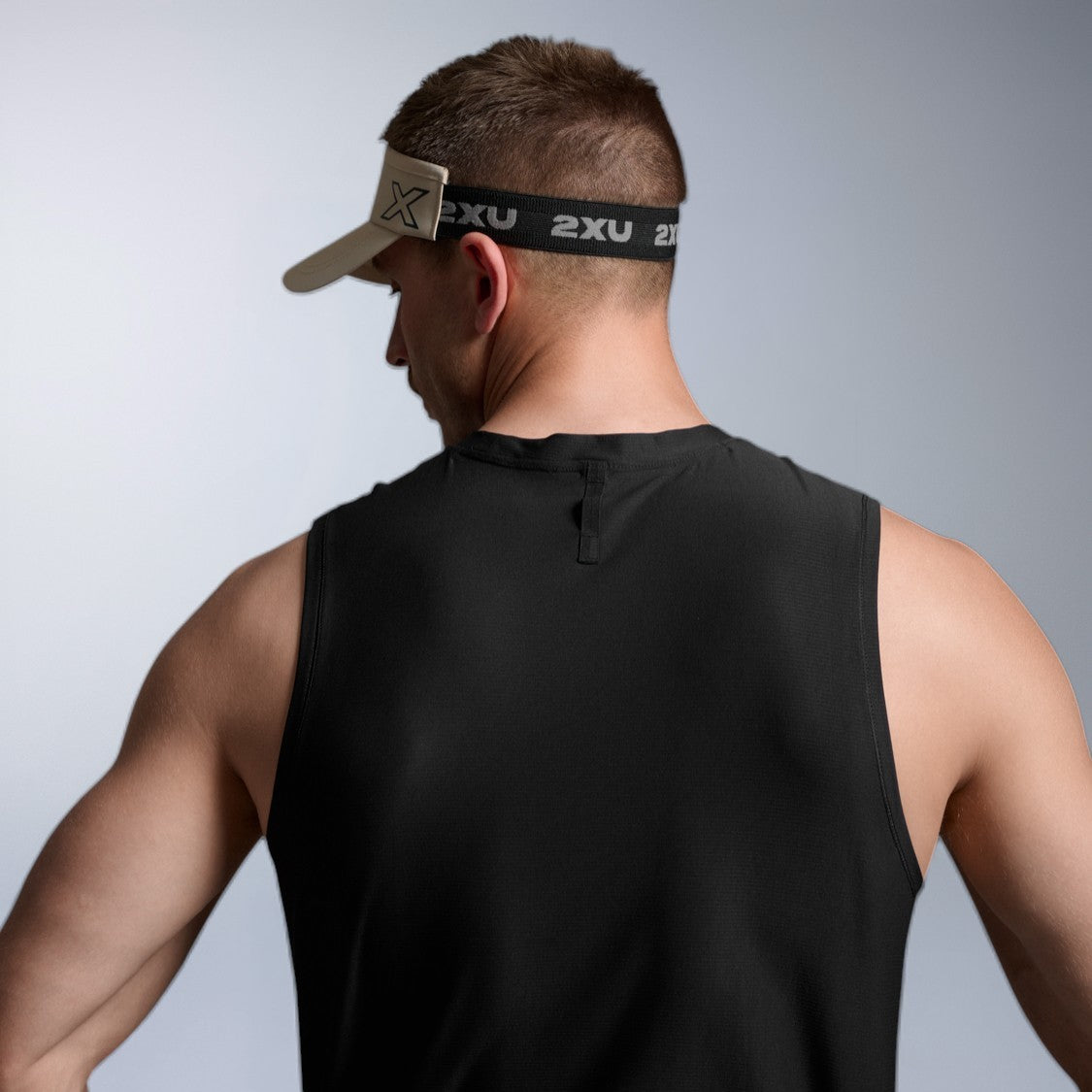 2XU Performance Visor | Pebble / Black
