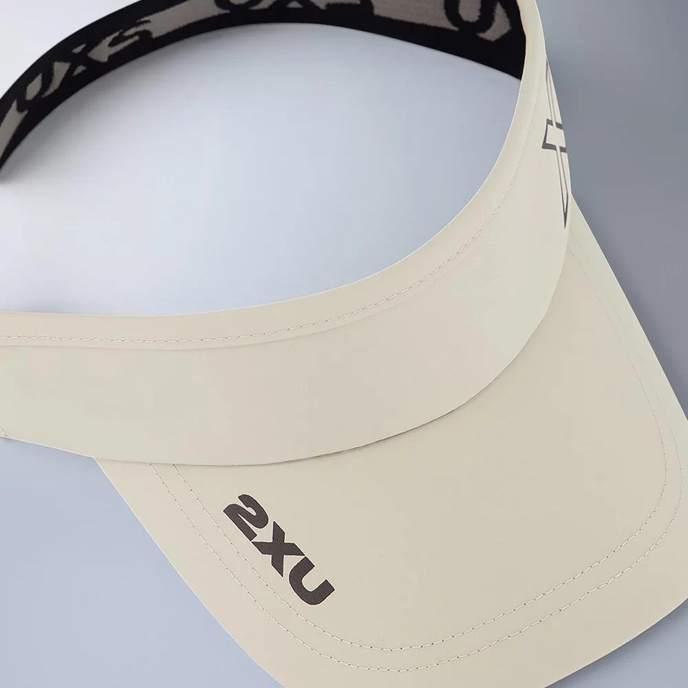2XU Performance Visor | Pebble / Black