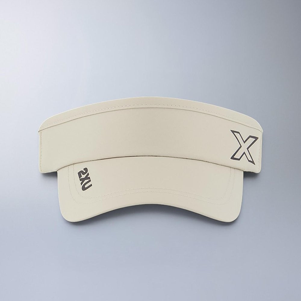 2XU Performance Visor | Pebble / Black