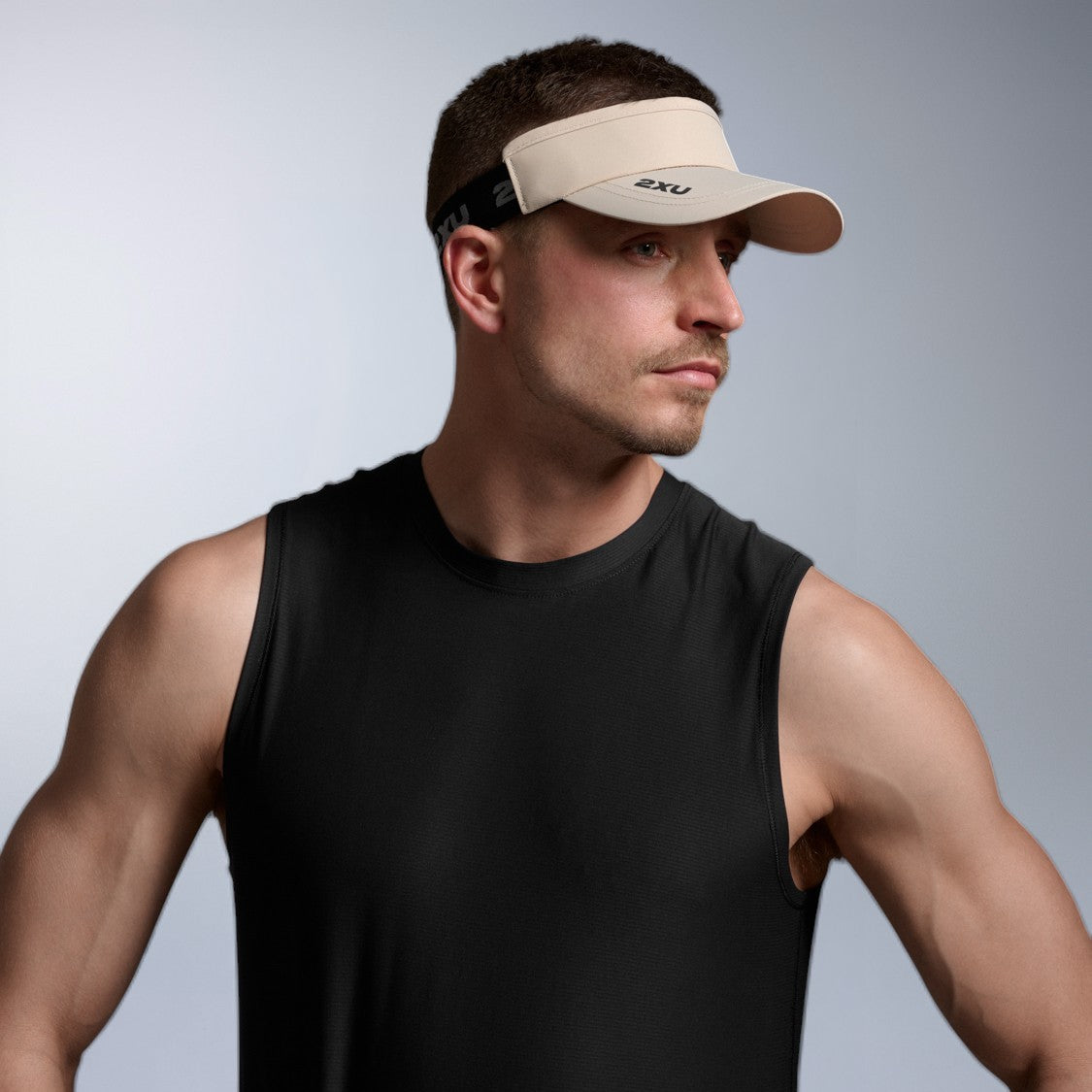 2XU Performance Visor | Pebble / Black