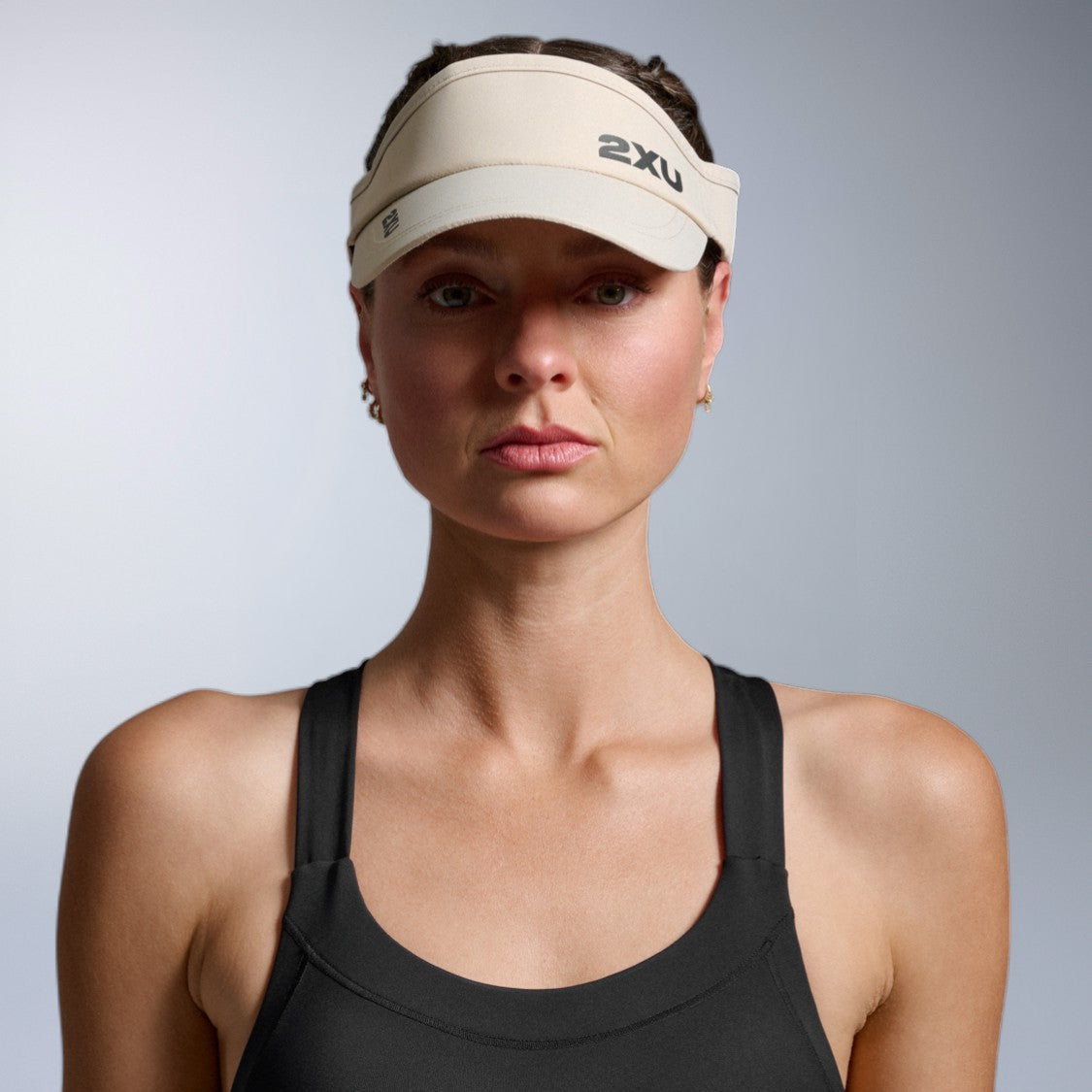 2XU Run Visor | Pebble / Black