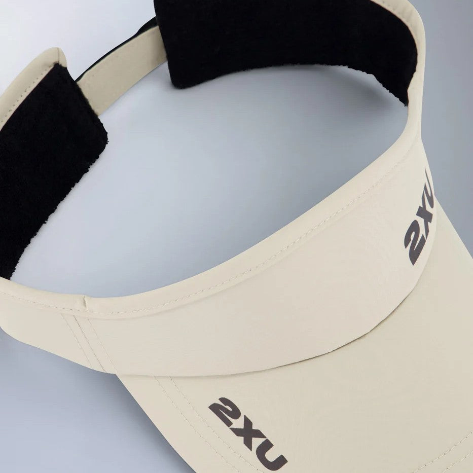 2XU Run Visor | Pebble / Black