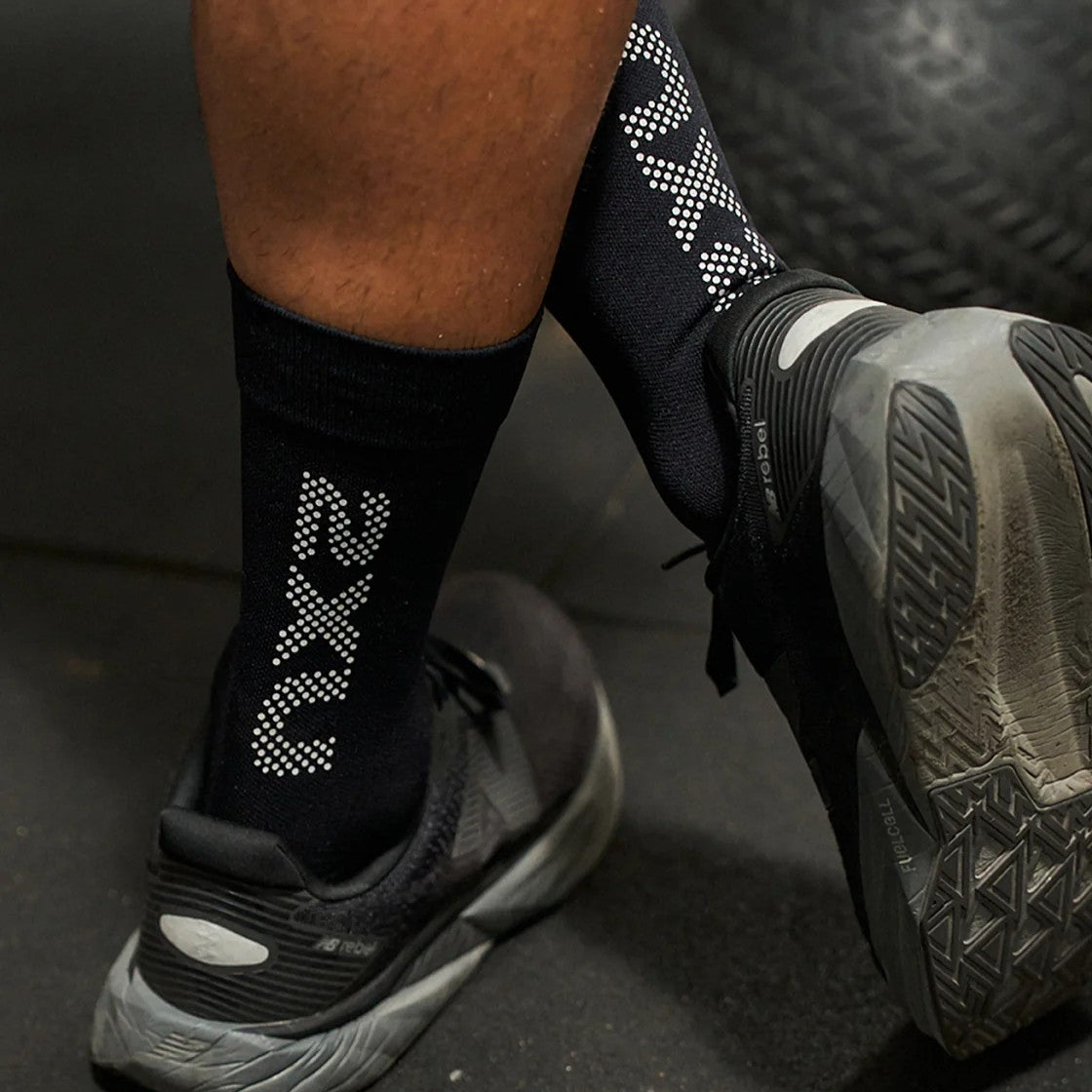 2XU Vectr Reflective Socks | Light Cushion | Crew Length | Black / Silver Reflective