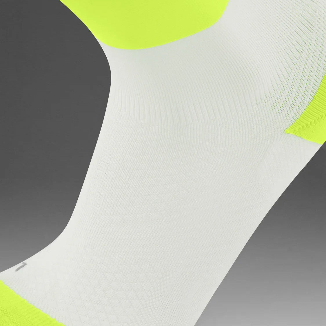 2XU Vectr Reflective Socks | Light Cushion | Crew Length | White / Volt