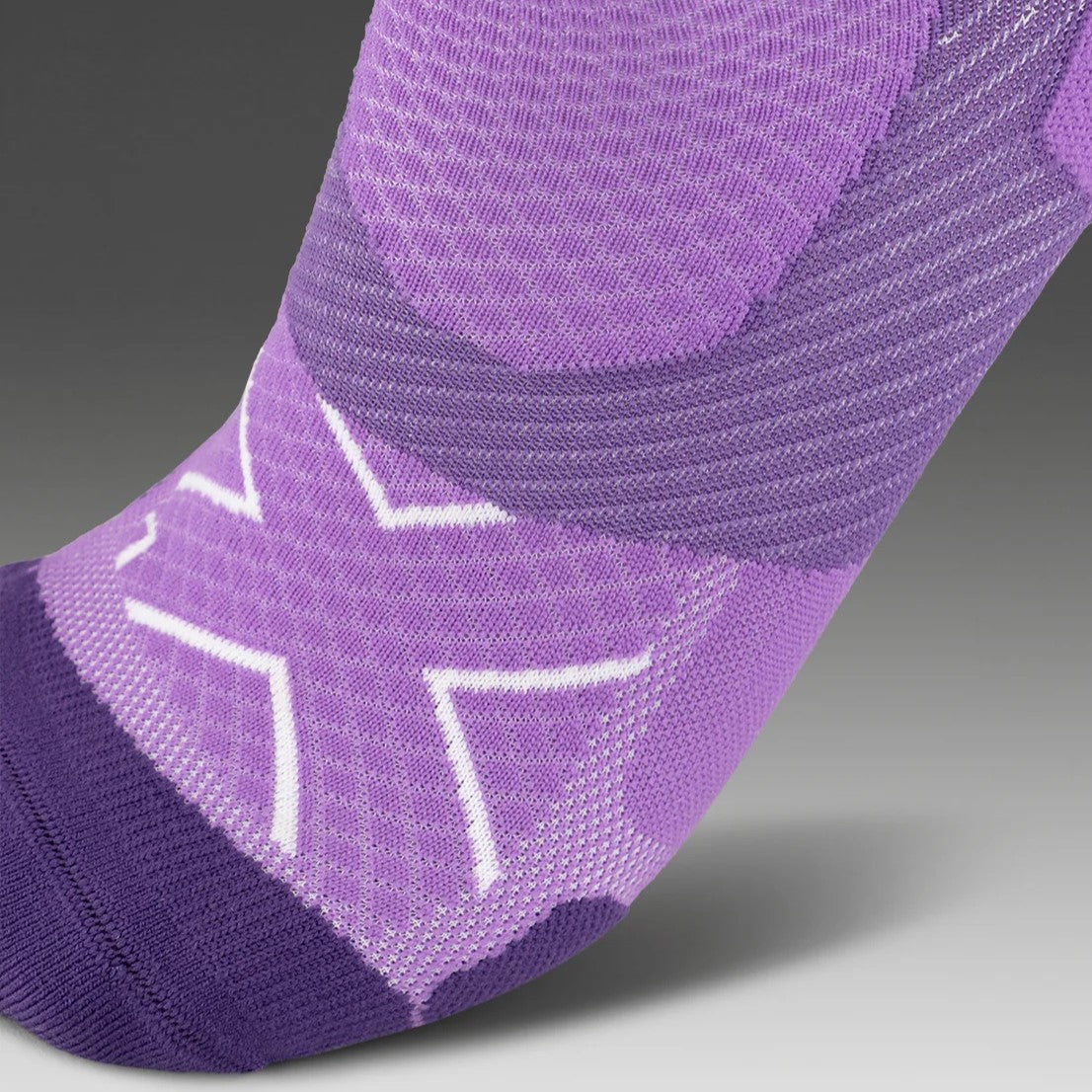 2XU Vectr Socks | Light Cushion | Crew Length | Thistle / White