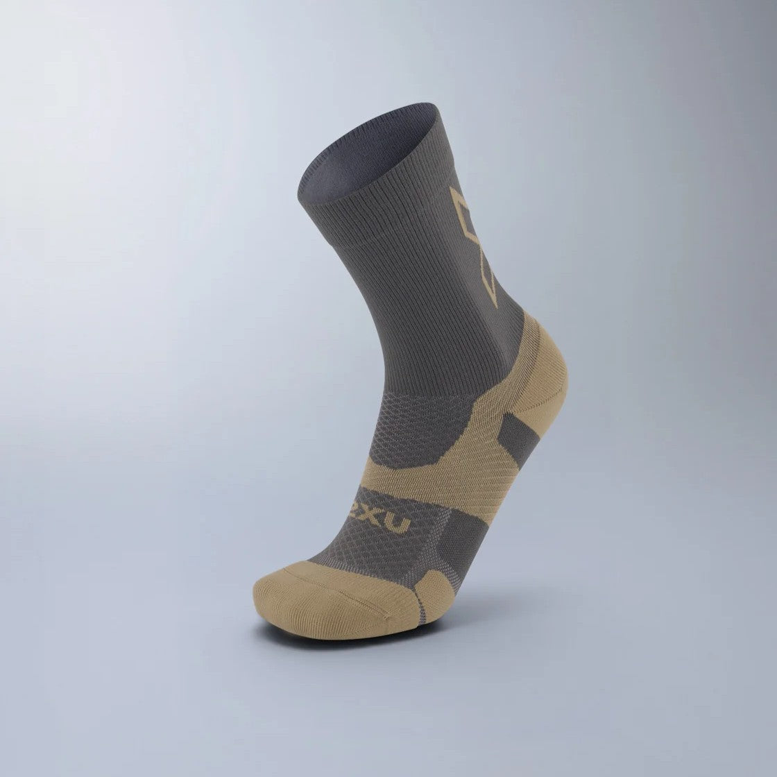 2XU Vectr Socks | Light Cushion | Crew Length | Turbulence / Pebble