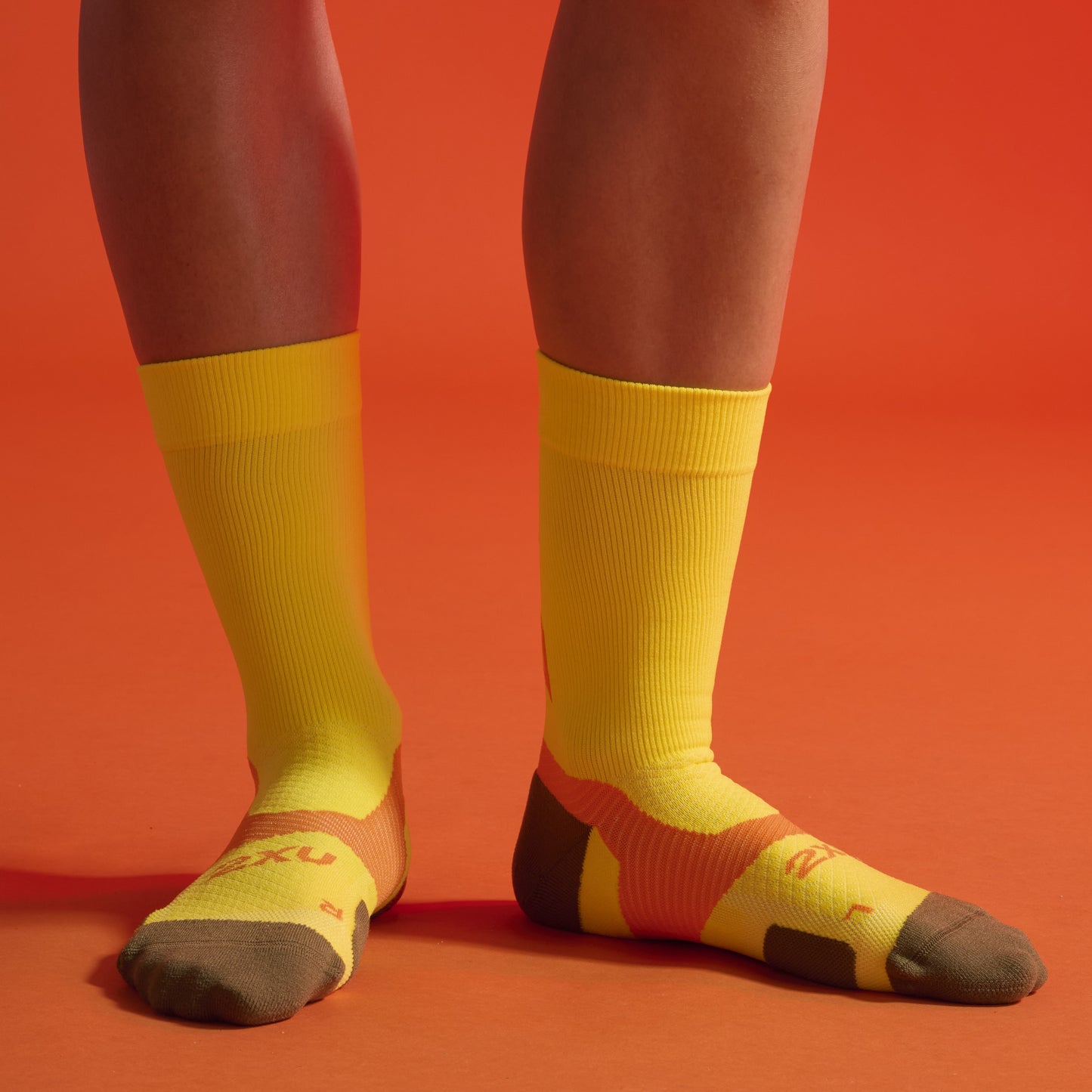 2XU Vectr Socks | Light Cushion | Crew Length | Wattle Mist / Tangerine