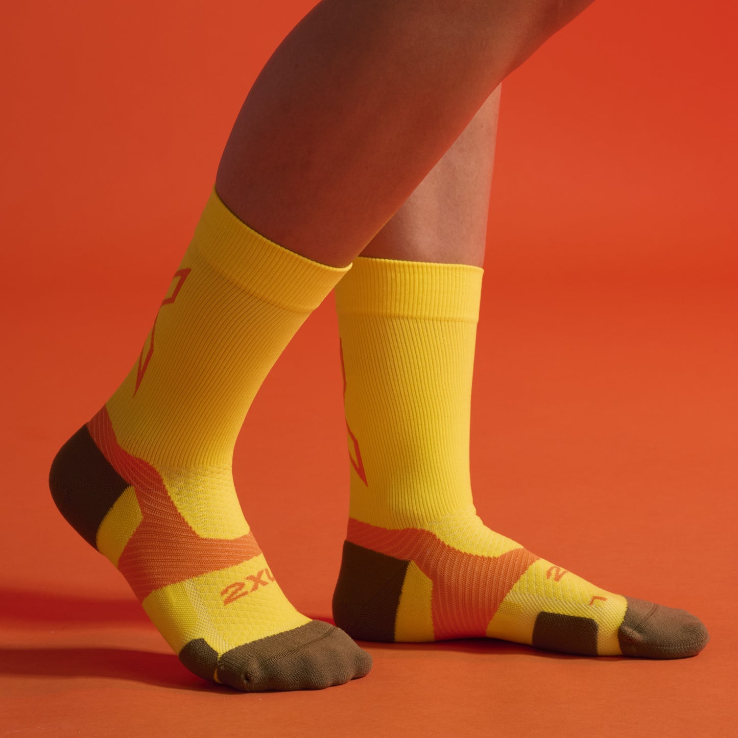 2XU Vectr Socks | Light Cushion | Crew Length | Wattle Mist / Tangerine