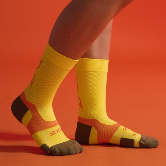 2XU Vectr Socks | Light Cushion | Crew Length | Wattle Mist / Tangerine