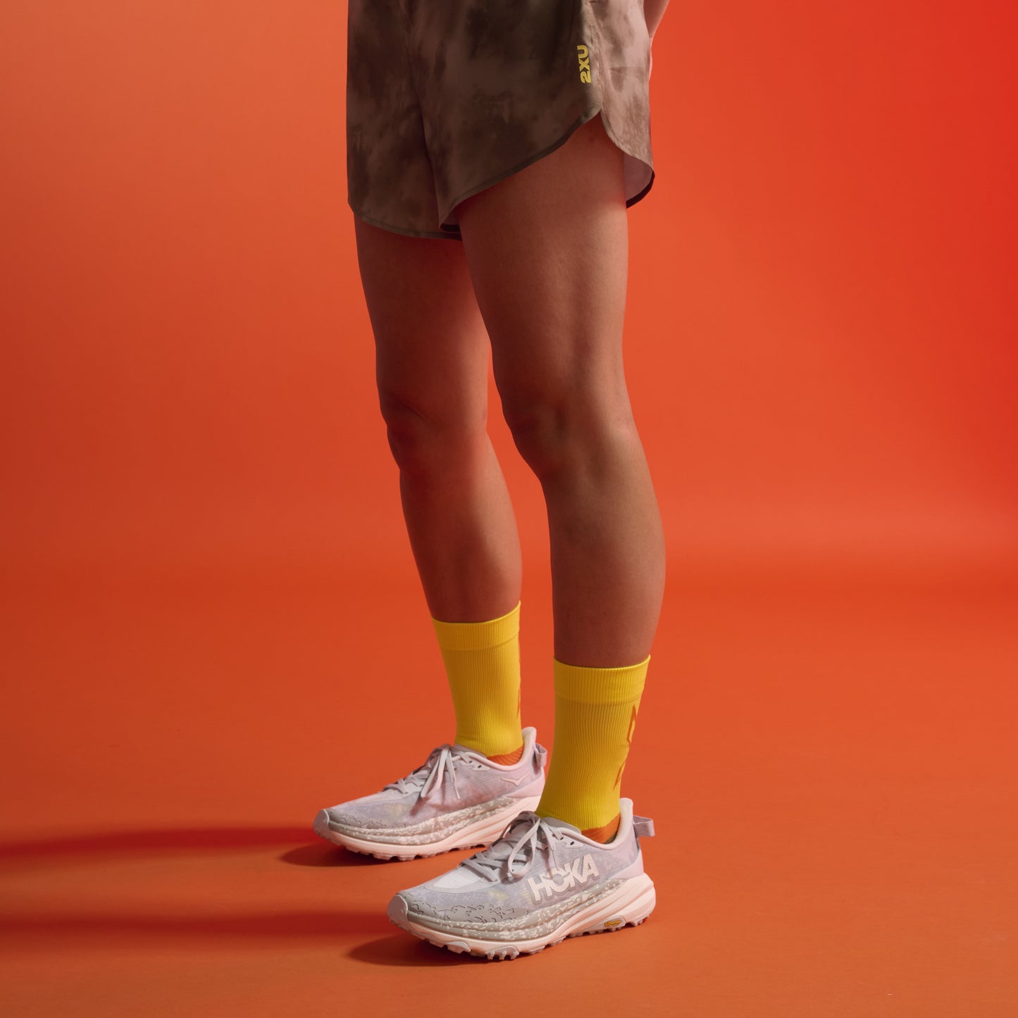 2XU Vectr Socks | Light Cushion | Crew Length | Wattle Mist / Tangerine