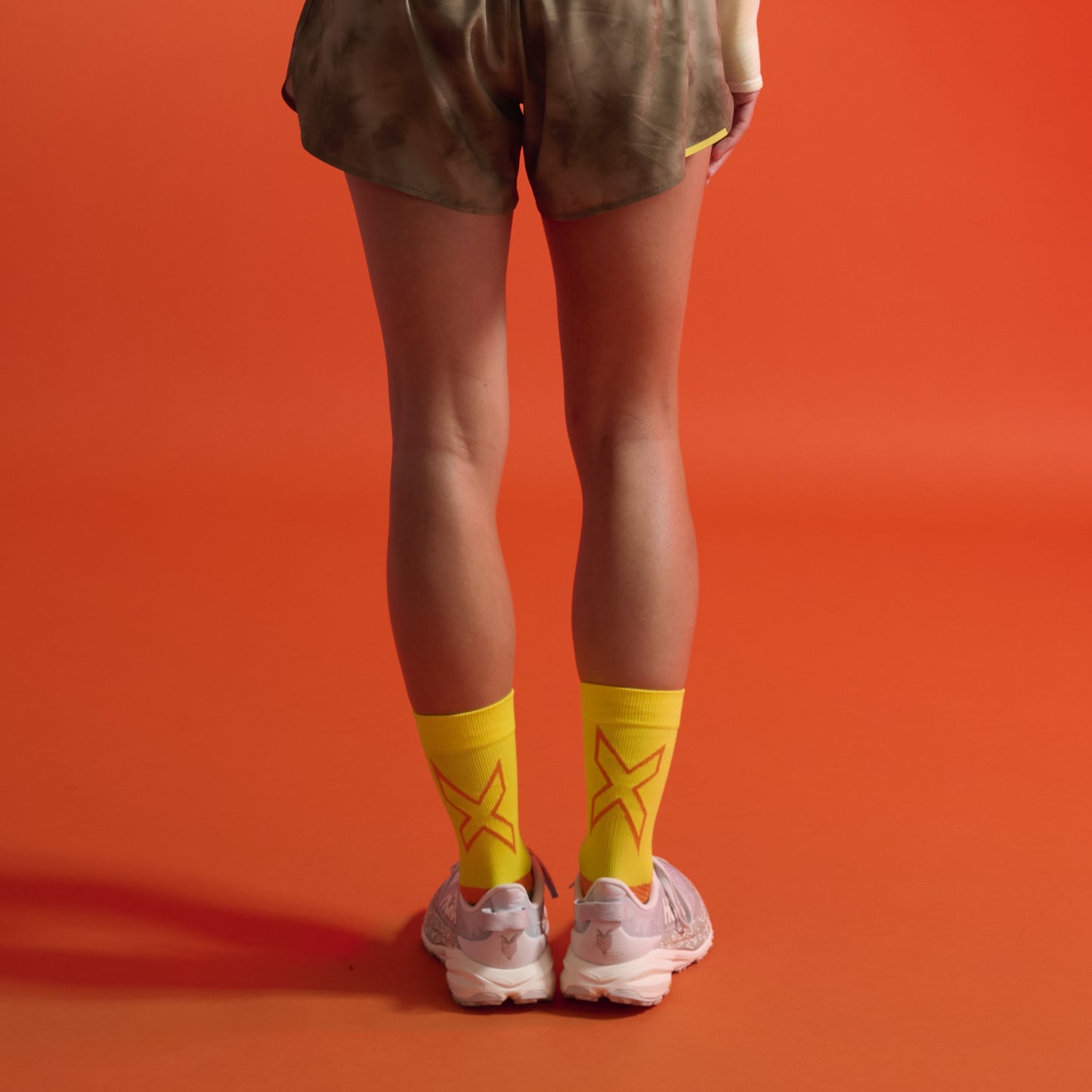 2XU Vectr Socks | Light Cushion | Crew Length | Wattle Mist / Tangerine