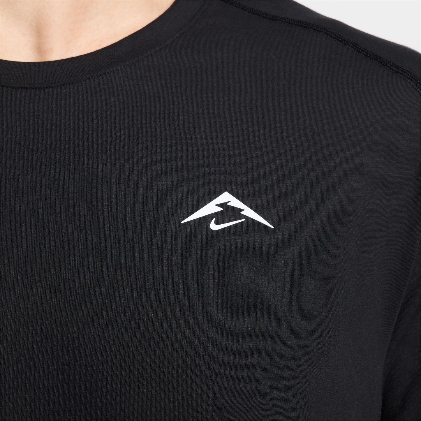 Nike Trail Solar Chase Tee | Black / Summit White | Mens